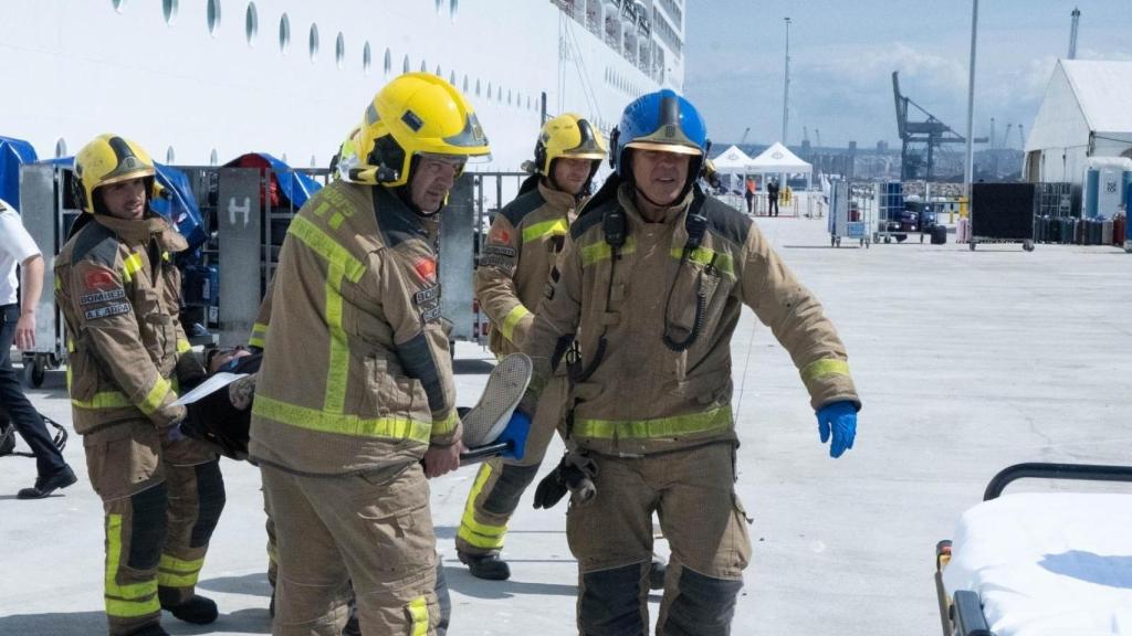 Cuerpos de emergencias catalanes realizan un simulacro de incendio en un crucero en el Puerto de Tarragona
