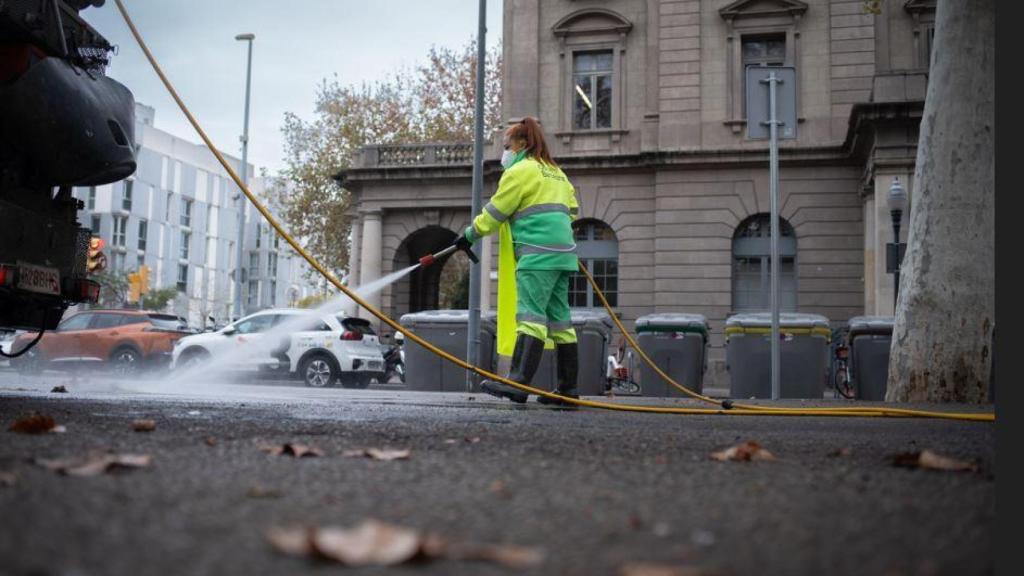 Mujer limpiando la calle