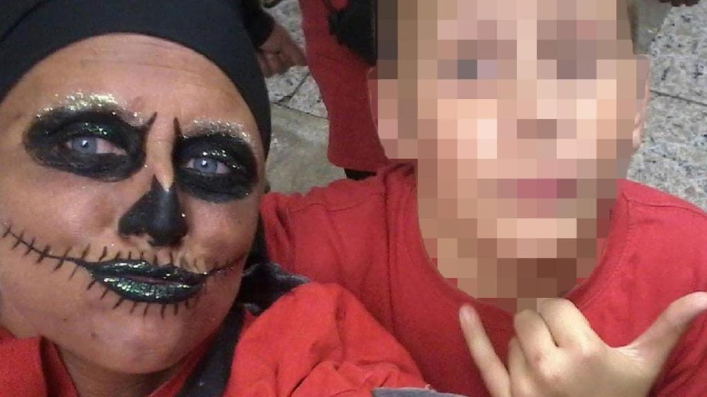 Nieves y su hijo, durante un 'correfoc' en el Bon Pastor