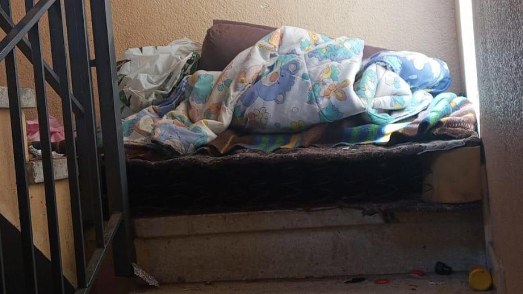 Situación de insalubridad en las escaleras del edificio en el que se ubica el piso ocupado de Nieves en Canovelles