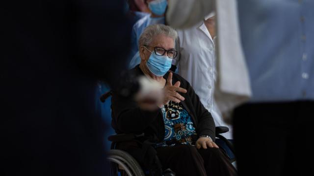Josefa Pérez fue la primera mujer en vacunarse en Cataluña contra la Covid-19, en la residencia de mayores Feixa Llarga de L'Hospitalet de Llobregat