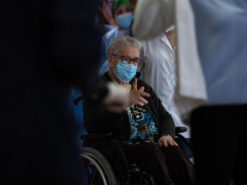 Josefa Pérez va ser la primera dona a vacunar-se a Catalunya contra la Covid-19, a la residència de gent gran Feixa Llarga de L'Hospitalet de Llobregat