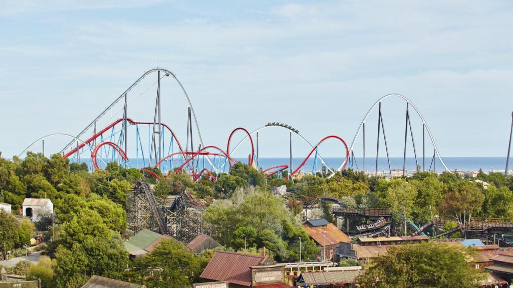 Vista panoràmica de PortAventura Park, amb Shambhala i Dragon Khan al fons i l'àrea temàtica de Far West en primer pla