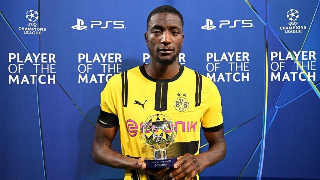 Serhou Guirassy recibe el premio MVP del partido Borussia Dortmund-Barça de Champions League