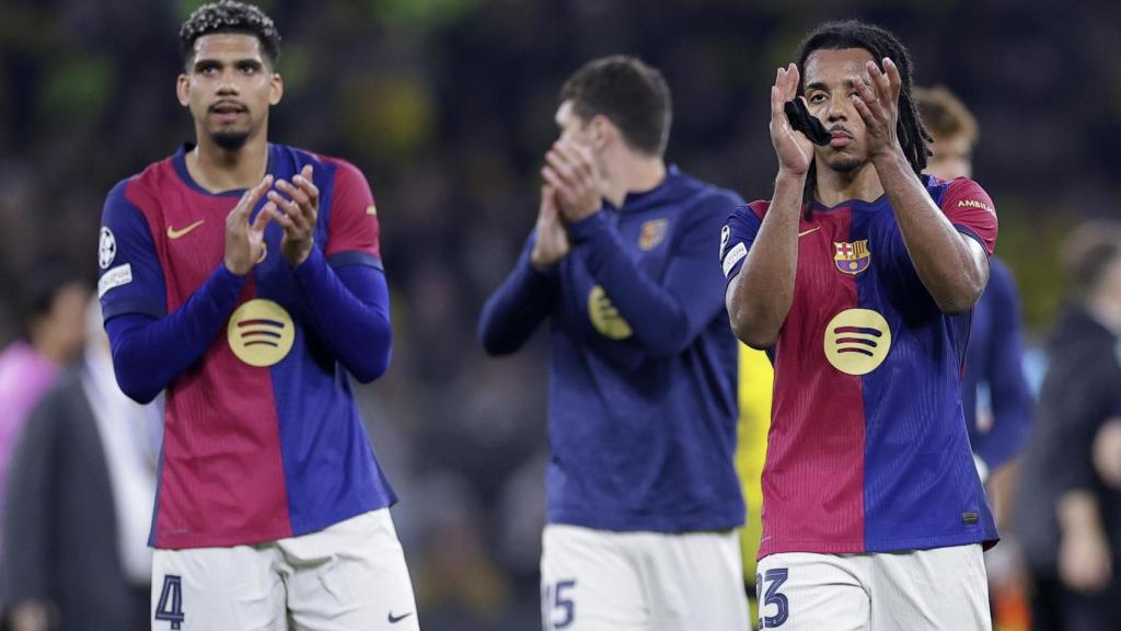 Los jugadores del Barça aplauden a los aficionados desplazados a Dortmund
