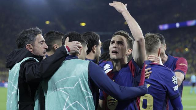 El Barça celebra el gol en propia del Borussia Dortmund en los cuartos de final de la Champions