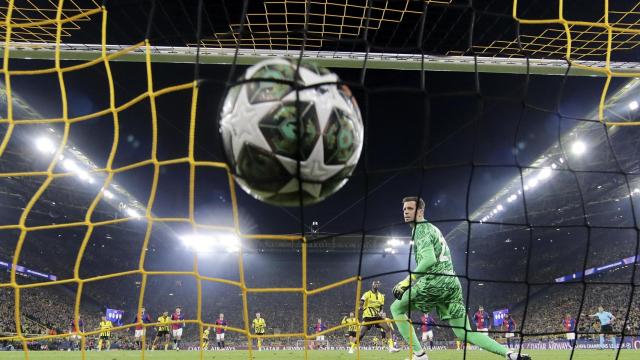 Serhou Guirassy inaugura el marcador del Borussia Dortmund-Barça con un penalti a lo 'Panenka'