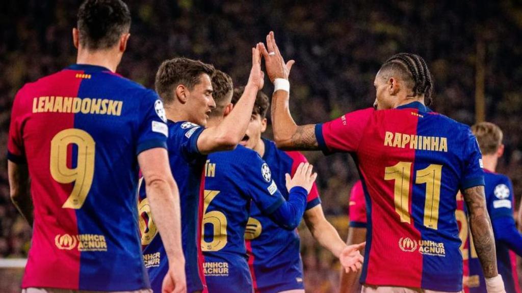 Raphinha y Lewandowski celebran el gol en propia puerta del Dortmund