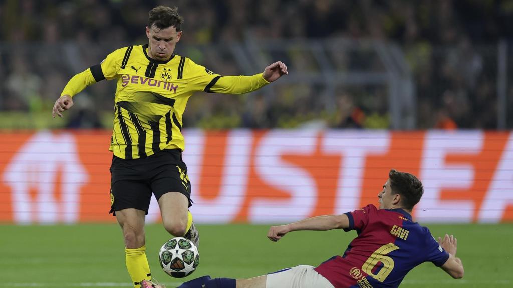 Gavi hace una segada para robarle la pelota a un jugador del Borussia