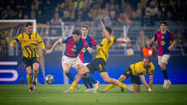 Robert Lewandowski lucha por llevarse un balón en el Borussia-Barça