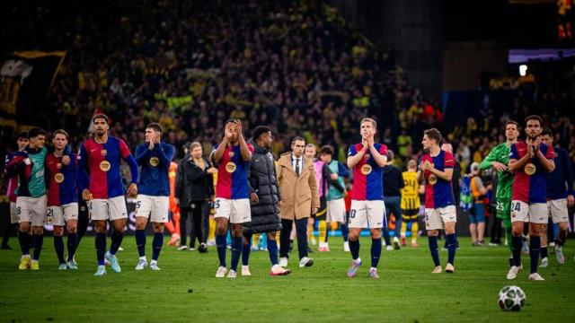 Los jugadores del Barça aplauden a la afición culé en el Signal Iduna de Park, después de clasificarse a las semifinales de la Champions League