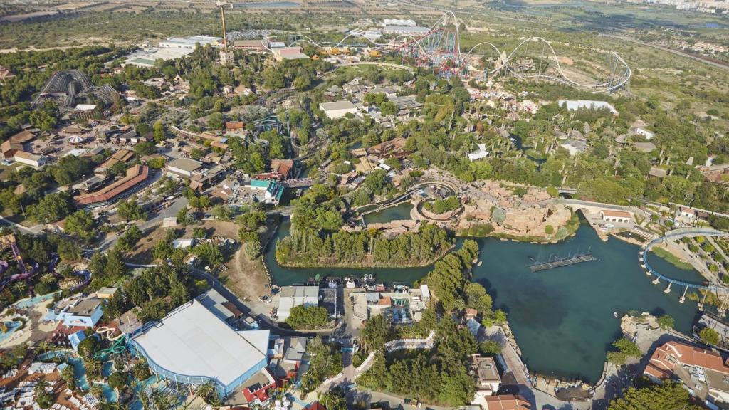 Vista aérea general de PortAventura Park, con el lago de Mediterrània en primer plano, a la derecha