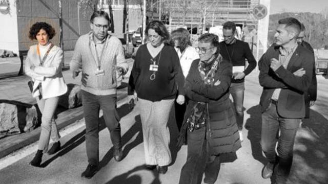 Vicky Rovira (i), con la consellera de Salut, Olga Pané (2d), visitando el ICO