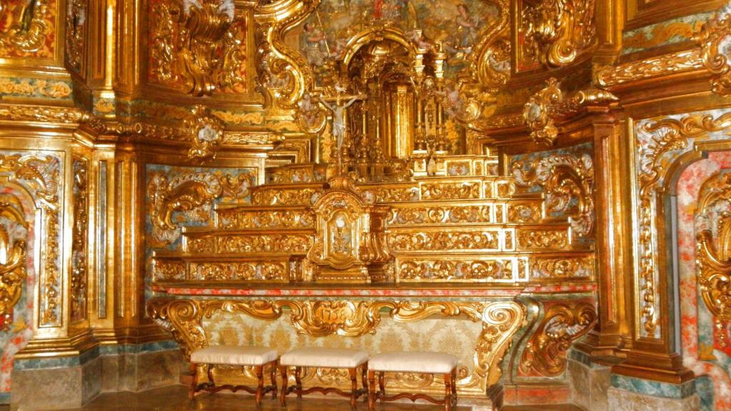 Un detalle del retablo barroco del Miracle