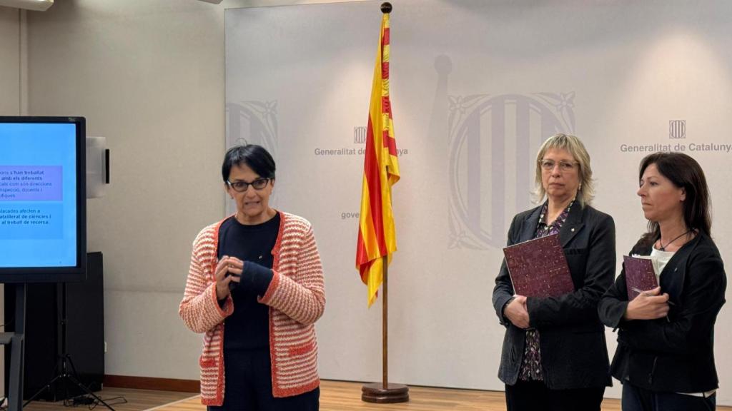 La secretaria de Mejora Educativa, Pepín Beltran; la secretaria general de Educació, Teresa Sambola; y la directora general de Innovación, Digitalización y Currículo, Mercè Andreu