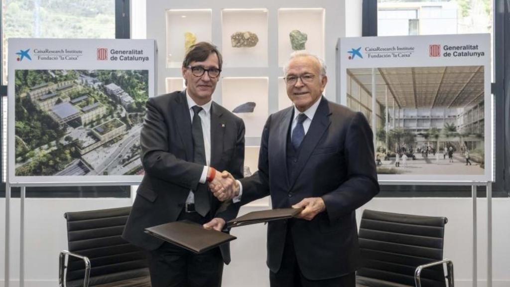 El presidente de la Generalitat, Salvador Illa, y el de la Fundación 'La Caixa', Isidre Fainé, firman un acuerdo de colaboración en investigación.