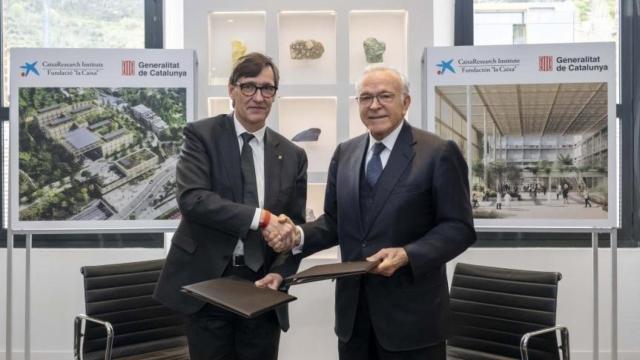 El presidente de la Generalitat, Salvador Illa, y el de la Fundación 'La Caixa', Isidre Fainé, firman un acuerdo de colaboración en investigación.