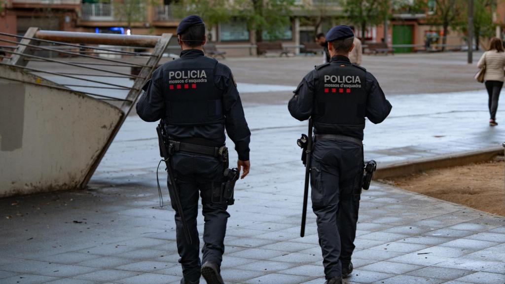 Agentes de la ARRO patrullando el barrio de Cerdanyola de Mataró