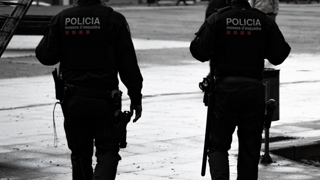 Dos agentes de la brigada móvil ARRO de los Mossos d'Esquadra