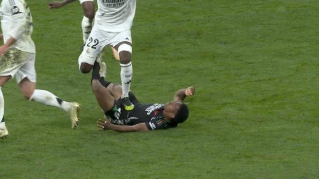 El pisotón de Antonio Rüdiger sobre Lewis Skelly en el Real Madrid-Arsenal