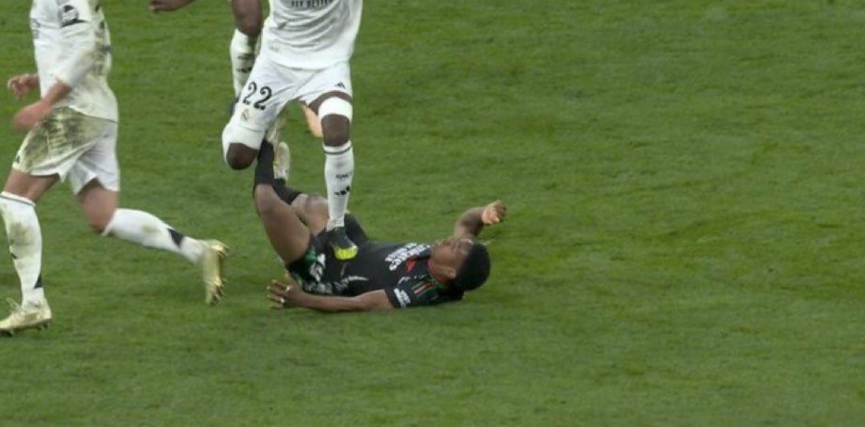 El pisotón de Antonio Rüdiger sobre Lewis Skelly en el Real Madrid-Arsenal