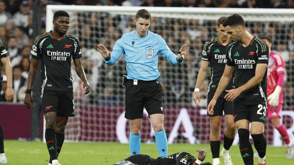 Bukayo Saka se duele sobre el césped tras recibir una falta durante el Real Madrid-Arsenal de Champions League