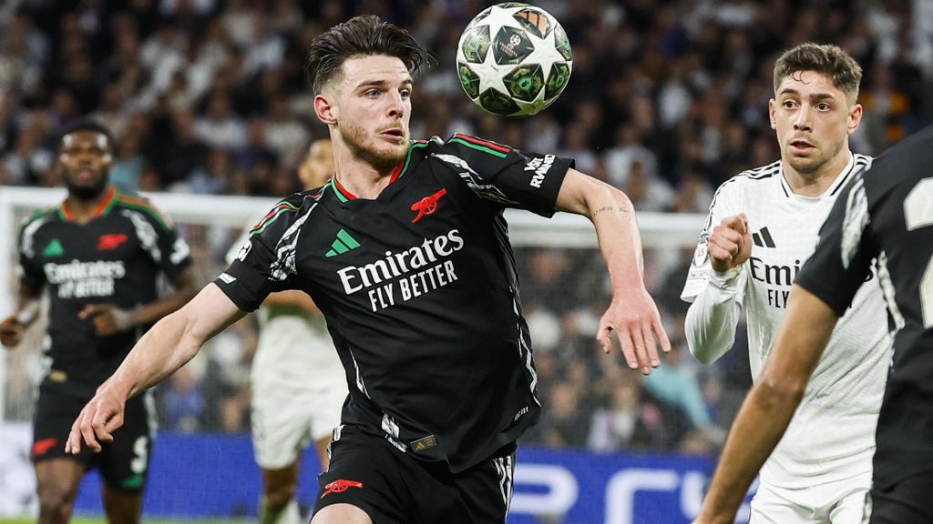 Declan Rice controla la pilota davant de Fede Valverde en el Reial Madrid-Arsenal
