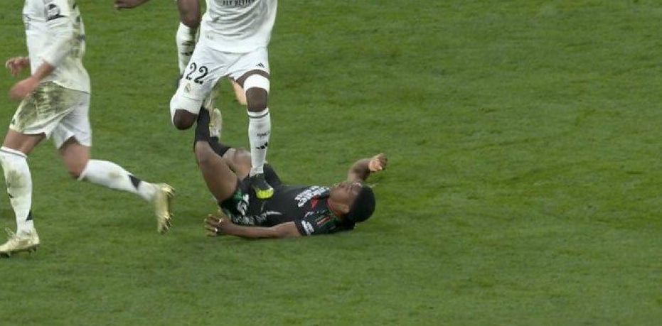 La trepitjada d'Antonio Rüdiger sobre Lewis Skelly al Real Madrid-Arsenal