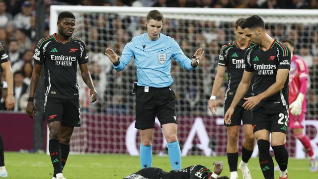 Bukayo Saka se duele sobre el césped tras recibir una falta durante el Real Madrid-Arsenal de Champions League