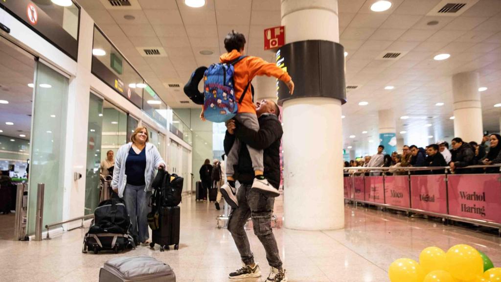 El momento del reencuentro entre Henry y su hijo Henry Jr. en el aeropuerto de Barcelona