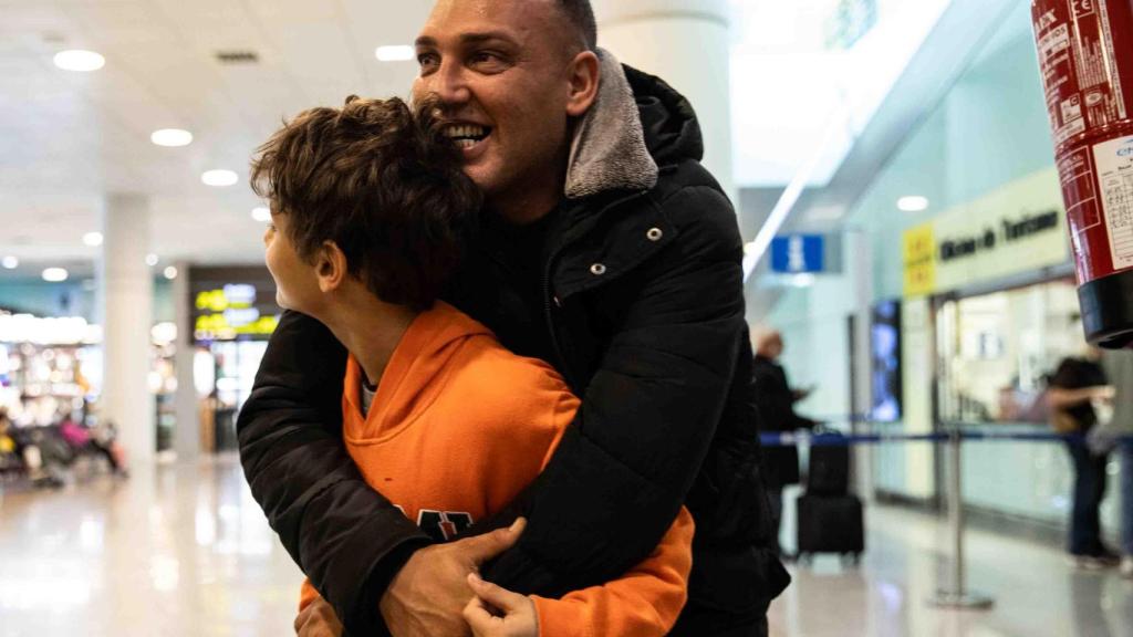 El primer abrazo de Henry y Henry Jr. en el Aeropuerto de Barcelona