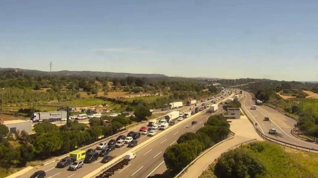 Retención en la AP-7, en el tramo entre Roda de Berà y la Riera de Gaià. Foto: Trànsit