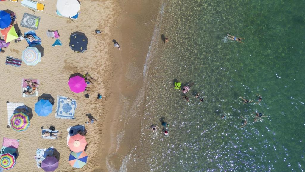 Bañistas en una playa de la Costa Brava