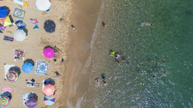 Bañistas en una playa de la Costa Brava