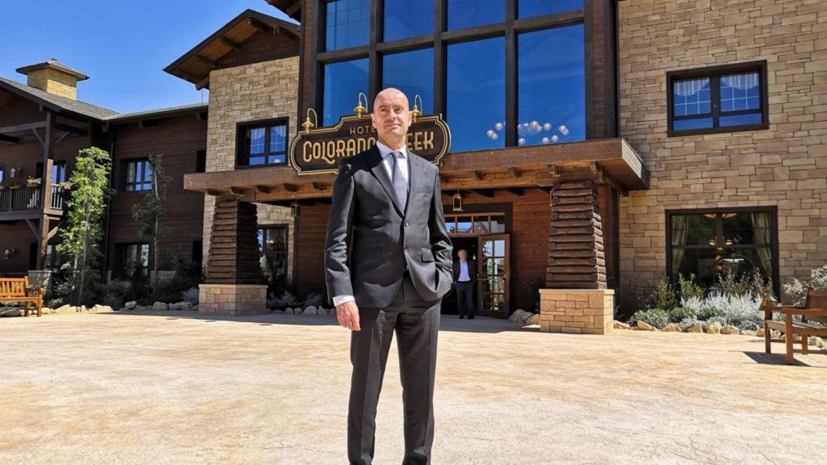 Fernando Aldecoa, director general de PortAventura World, ante uno de los hoteles del parque