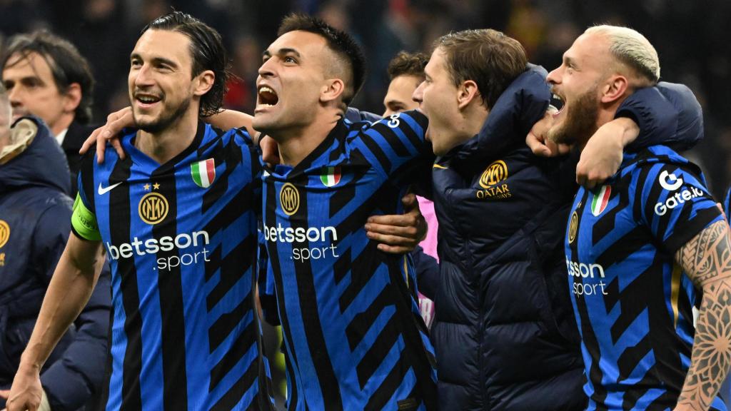 Matteo Darmian, Nicolò Barella, Lautaro Martínez y Federico Dimarco celebran el pase del Inter de Milán a las semifinales de la Champions League