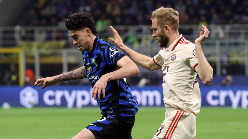 Alessandro Bastoni, presionado por Konrad Laimer en el Inter de Milán-Bayern de Múnich de la Champions League