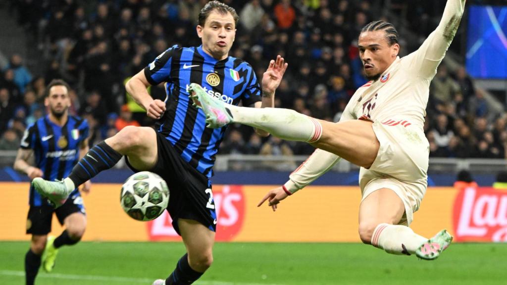 Nicolò Barella defiende un remate de Leroy Sané en el Inter de Milán-Bayern de Múnich de Champions League