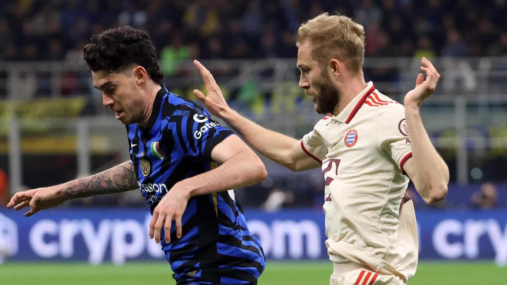 Alessandro Bastoni, pressionat per Konrad Laimer a l’Inter de Milà-Bayern de Munic de la Champions League