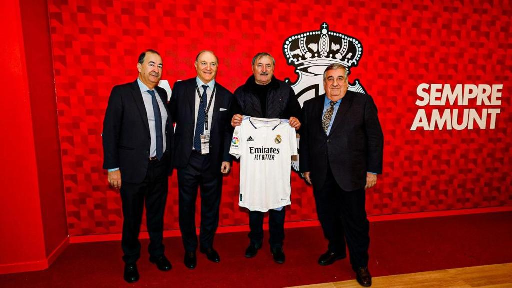 Eduardo Fernández de Blas (izquierda) y Pedro López (derecha), vicepresidentes del Real Madrid, junto a la leyenda Antonín Panenka