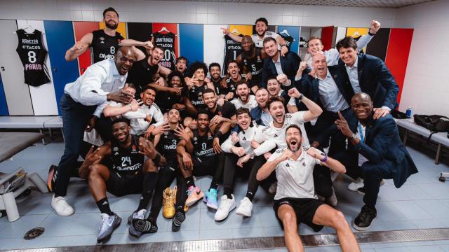 La plantilla del París Basketball celebra la victoria sobre el Real Madrid de basket en la Euroliga
