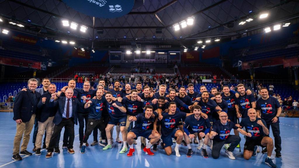 Los jugadores del Barça de balonmano celebran el título de Liga Asobal 2024-25