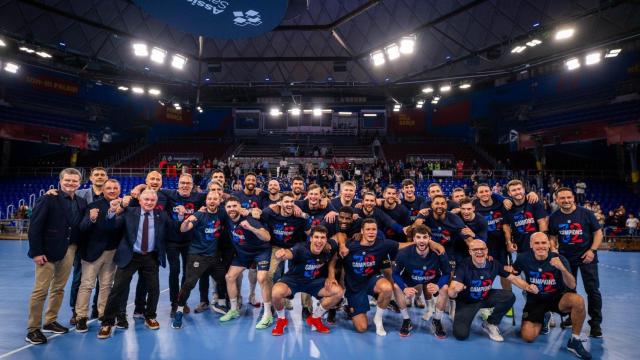Los jugadores del Barça de balonmano celebran el título de Liga Asobal 2024-25