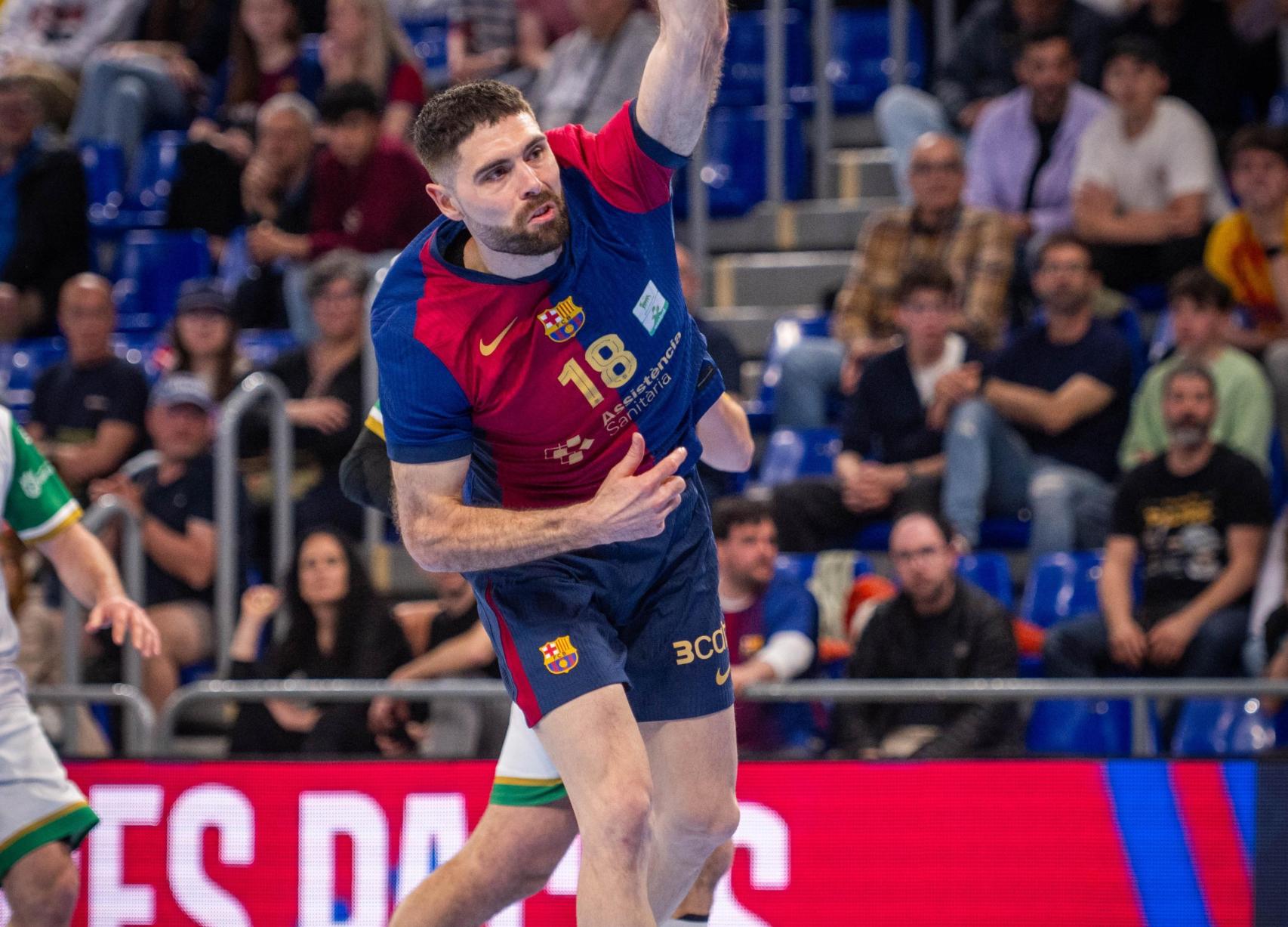 Janc Blanc lanza durante el partido del Barça de balonmano contra Anaitasuna