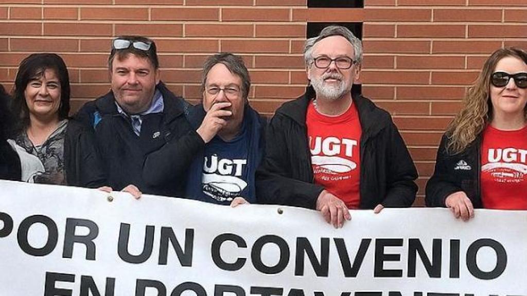 Representantes sindicaes de la UGT y CCOO y el director general de PortAventura, Fernando Aldecoa
