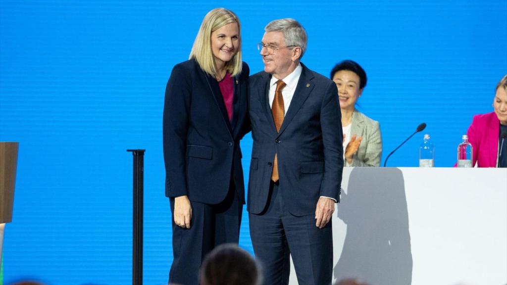 La nueva presidenta del COI, Kirsty Coventry, recibe la felicitación de su antecesor, Thomas Bach / EP