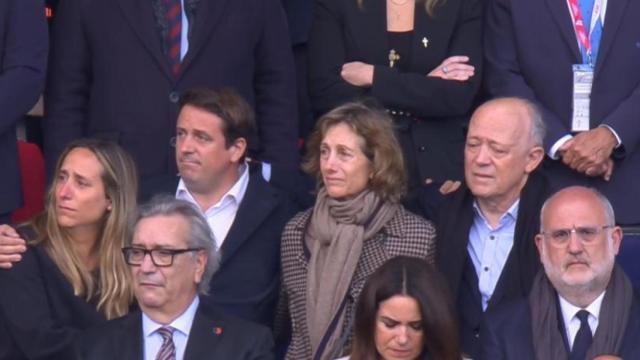 Joan Camprubí y sus familiares, emocionados durante el minuto de silencio en memoria de su hermana, Mercè Camprubí