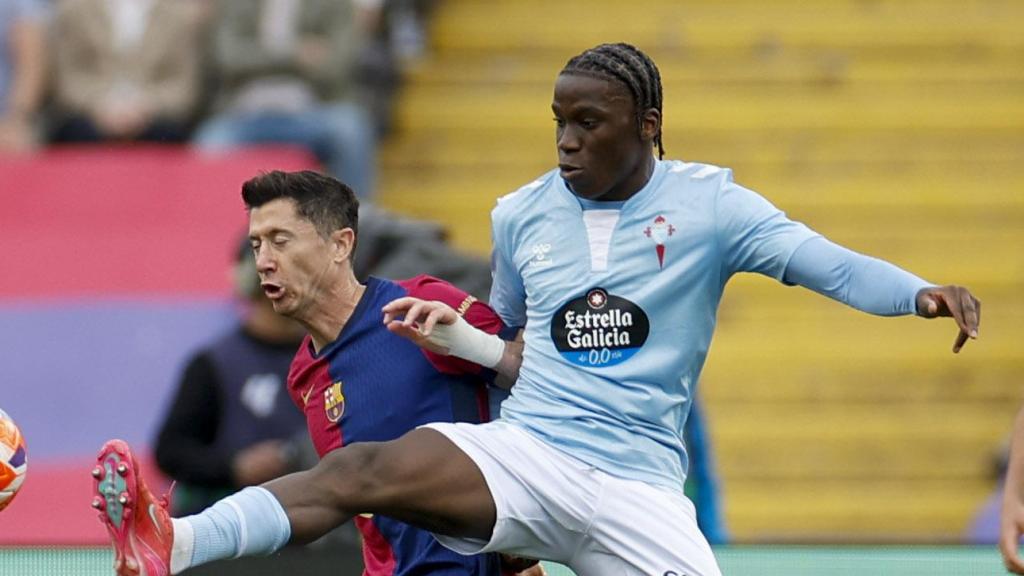 Robert Lewandowski lluita per la pilota amb Ilaix Moriba al Barça-Celta de Lliga