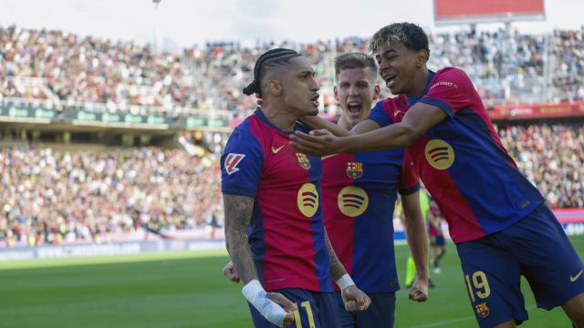 Lamine Yamal y Dani Olmo celebran con Raphinha el gol de la victoria durante el Barça-Celta de Liga en Montjuïc