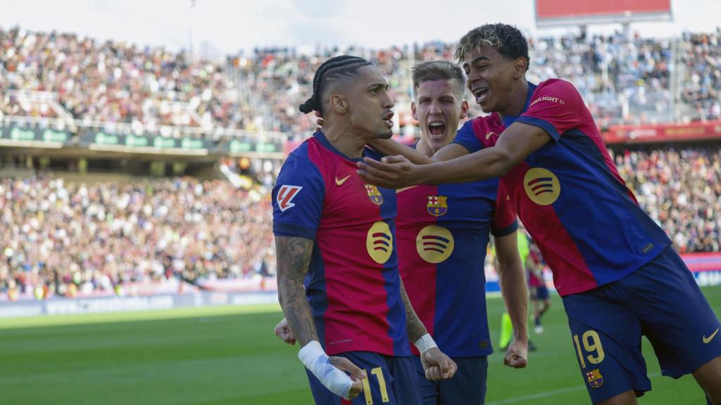 Lamine Yamal i Dani Olmo celebren amb Raphinha el gol de la victòria durant el Barça-Celta de Lliga a Montjuïc